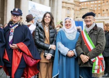 Amelia apre il corteo ‘Viva la Befana’ a San Pietro. Ed è un successo