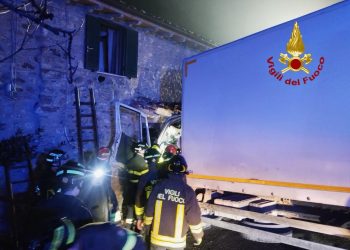 Camion finisce contro una casa: scattano i soccorsi