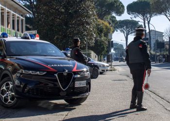 Picchia la madre e la sorella maggiore davanti alla sorellina di 2 anni: in carcere