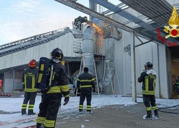 Incendio in azienda che produce materiali plastici