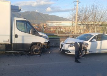 Terni: autocarro ‘abbatte’ cantiere e finisce contro un’auto ferma al semaforo