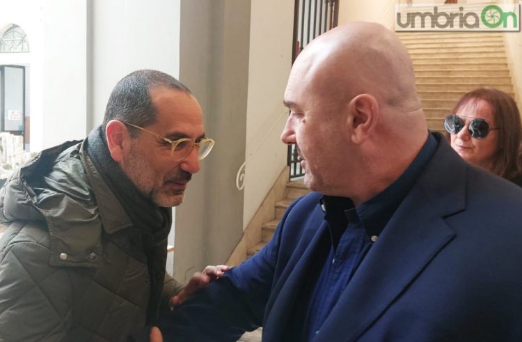 Il saluto tra Bandecchi e Latini