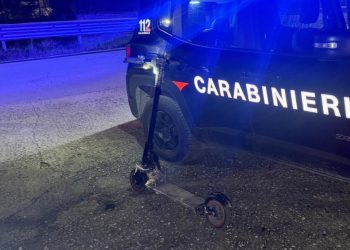Gira ubriaco in monopattino: patente ritirata