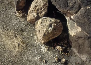 «Pietre divelte dal bastione medievale di vai E. Chiesa. Atto vandalico?»