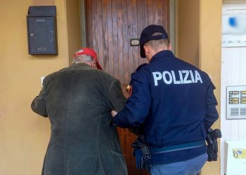 Anziano in difficoltà salvato dalla polizia grazie alla chiamata di una cittadina