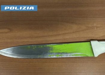 Va a sbattere: lo trovano positivo all’alcol test e con un coltello. Denuncia e meno 10 punti