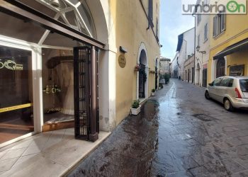 Terni, via Cavour: c’è una cessazione/sospensione. E c’è chi festeggia i 50 e 30 anni di attività