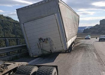 Raccordo Terni-Orte, si sgancia rimorchio: danni e disagi a Montoro
