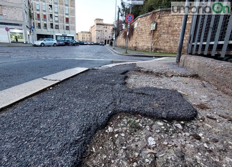 Un marciapiede (foto generica)