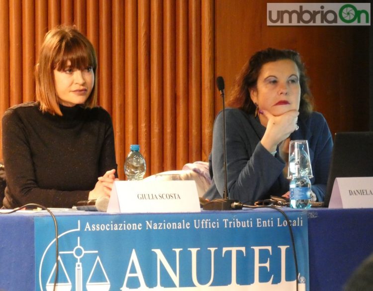 La dirigente Caianiello (a destra)