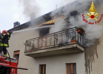 Abitazione in fiamme: rogo partito dalla cucina. Illesi i residenti