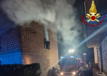 Sferracavallo: l’incendio parte dal ripostiglio. Fiamme, danni e paura