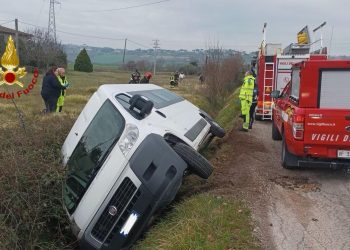 Pulmino per trasporto disabili finisce fuori strada e si ribalta