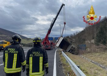 Camion esce di strada e si ribalta lungo la Flaminia: ferito il conducente