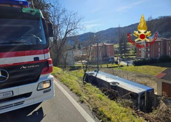 Pietralunga: autobus di linea finisce nella scarpata e si ribalta. Illese le persone a bordo