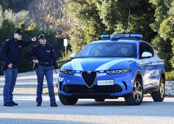 «Questa è la zona nostra. Dateci i soldi». Baby rapinatori in azione: denunciato 15enne