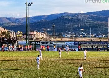 L’assistente arbitrale si fa male. Dagli altoparlanti: «Cercasi sostituto». Match concluso grazie a due dirigenti