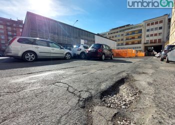 Terni, cade per una buca: frattura del collo omerale. Il fatto costa 15 mila euro al Comune