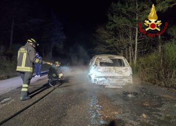 Brucia auto a metano: conducente in salvo