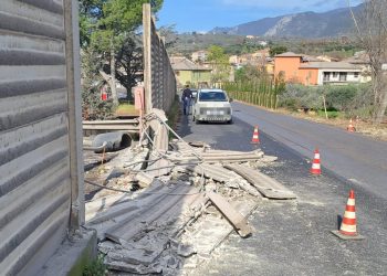 Terni: camion cisterna colpisce (dall’interno) muro di cinta Ast. E lo abbatte