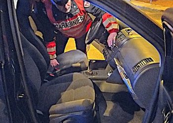 I ladri fuggono ma lasciano l’auto. E dentro c’è di tutto