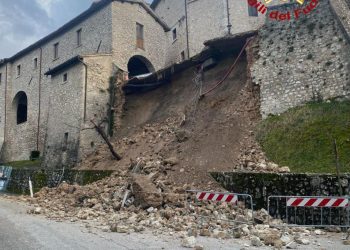Vallo di Nera: crolla muro di contenimento. Evacuate due famiglie