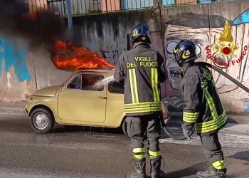 Brucia Fiat 500 ‘storica’: danni e indagini