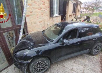 Finisce con la Porsche nel giardino di un’abitazione: soccorso