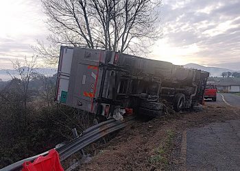 Avigliano Umbro: camion frigo si ribalta e finisce in bilico. Soccorso il conducente