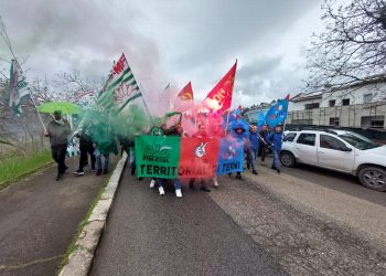 Timori in Faurecia e contratto nazionale che non c’è. Metalmeccanici in protesta sotto Confindustria