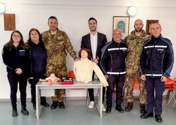 Narni: il reparto dell’Esercito italiano Acismom forma la polizia Locale sull’utilizzo dei defibrillatori
