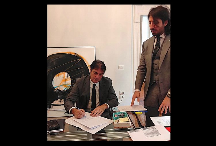 Vincenzo Peponi firma l'atto di passaggio