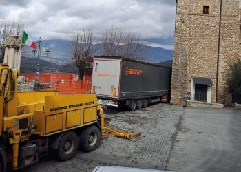 Stroncone: tir con conducente ubriaco si incastra accanto al centro storico. Serve un giorno per ‘liberarlo’