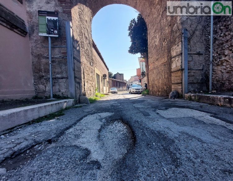 Una buca a Terni (marzo 2025)