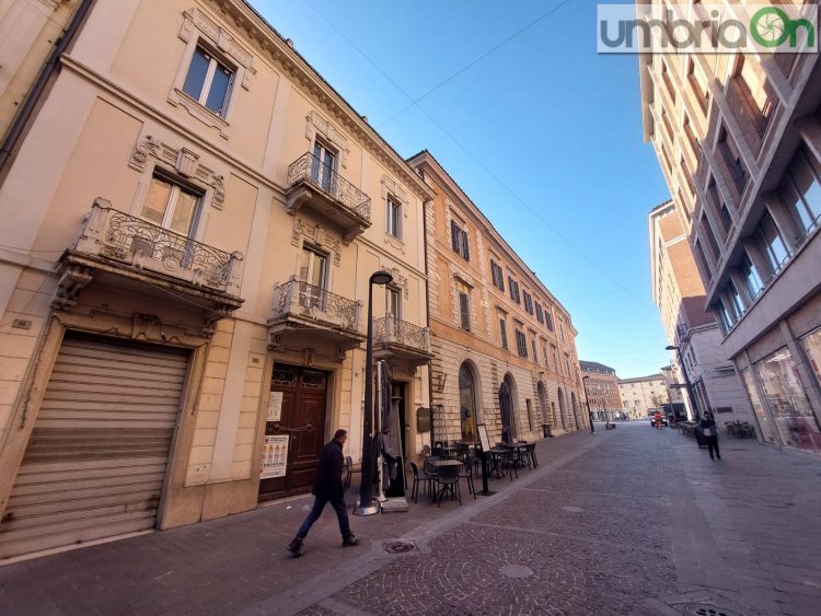 A sinistra la palazzina interessata