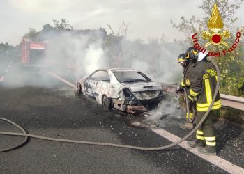 Auto in fiamme lungo il Rato a Nera Montoro