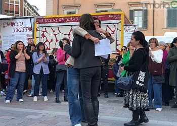 Terni: la piazza dice ‘basta’ alla violenza sulle donne. L’amica di Ilaria Sula: «Ha conosciuto al Mc il mostro che l’ha uccisa»