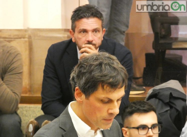 Sullo sfondo l'avvocato De Angelis