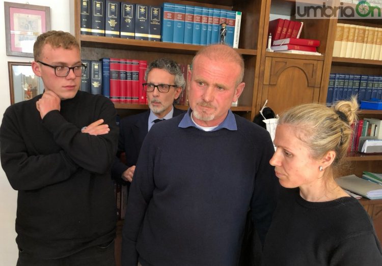 Il fratello Leon, l'avvocato SForza, i genitori Flamur e Gezime Sula