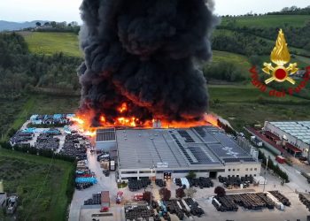 Incendio alla Lucyplast di Umbertide: le prime immagini dal drone – Video