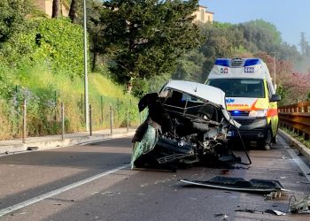 Perugia: frontale tra auto in via Ripa di Meana. Due feriti