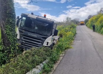 Amelia: motrice esce di carreggiata in strada di Cecanibbio