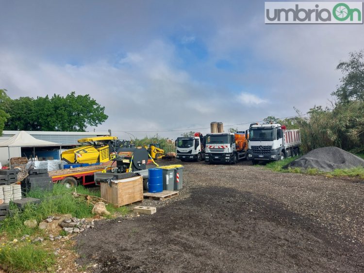 Alcuni dei mezzi nell'area di via Bandiera
