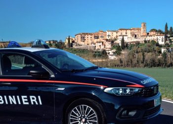 Sassata contro l’auto su cui viaggia famiglia con bambina. ‘Caccia’ ad un adolescente