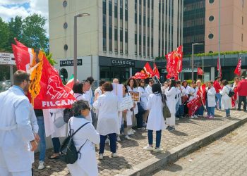 Farmacisti privati in protesta sotto la sede di Federfarma Umbria