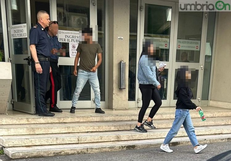 I tre arrestati all'uscita dal tribunale
