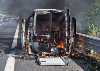 Furgone in fiamme lungo la A1: vigili del fuoco e polizia Stradale in azione