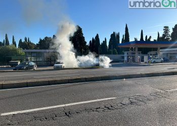 Terni: auto in fiamme in viale Borzacchini