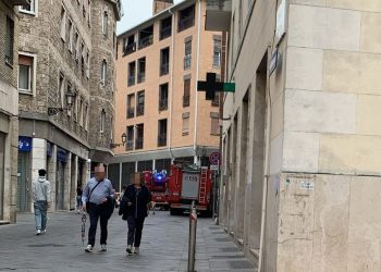 Terni, canna fumaria in fiamme: vigili del fuoco in azione in centro