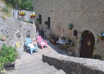 Ferentillo: i colori e l’accoglienza di Alessandra ‘cancellano’ i rifiuti